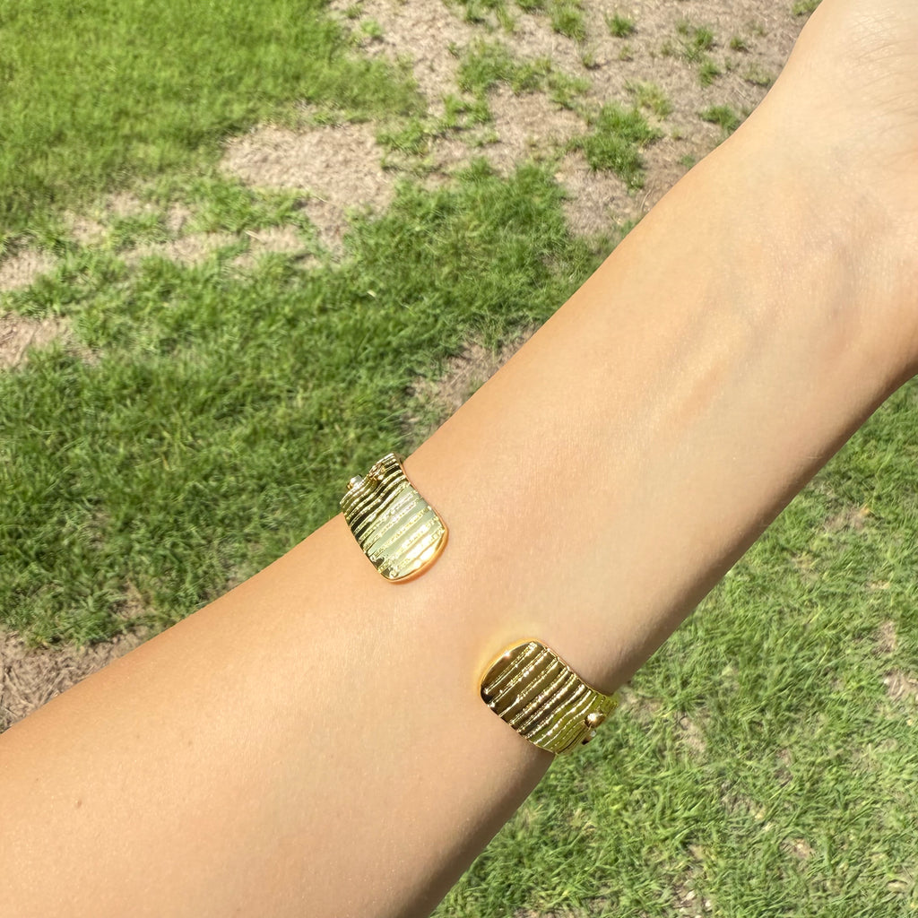 Gold Wavy Pink-Gem Bangle